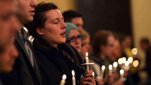 Mulher chora durante um culto inter-religioso à luz de velas em homenagem às vítimas dos atentados ocorridos durante a Maratona de Boston, em Massachusetts