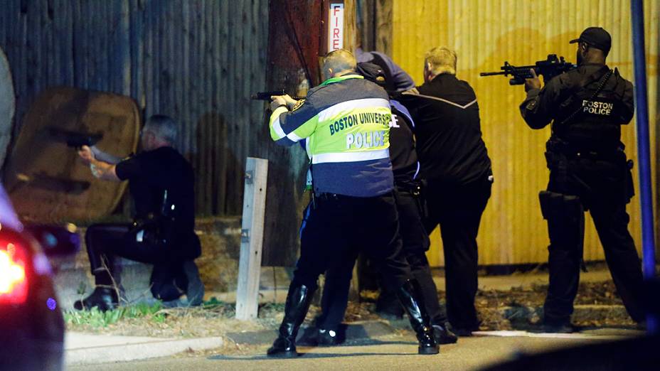 Forças de segurança perseguem em Watertown, no subúrbio de Boston, dois suspeitos de cometer os atentados durante a Maratona de Boston