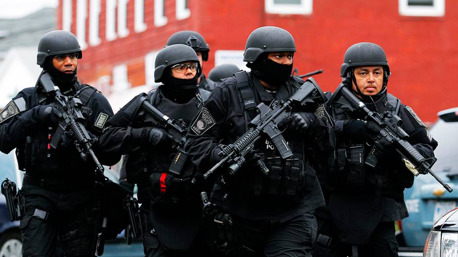 Policiais vasculham região em busca de suspeitos pelos atentados em Boston