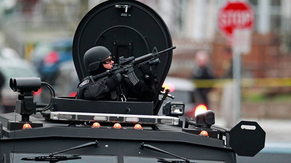 Policiais vasculham região em busca de suspeitos pelos atentados em Boston