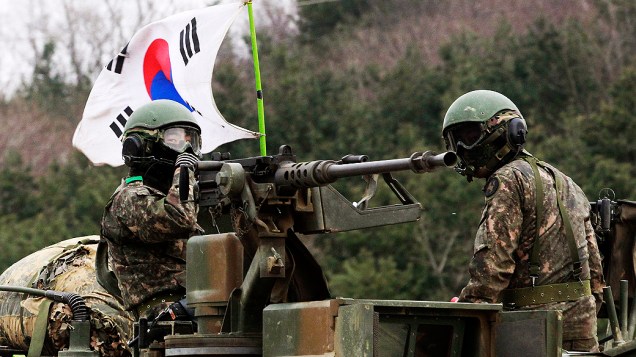 Soldados do exército sul-coreano durante um exercício militar em Paju, perto da aldeia fronteiriça de Panmunjom, Coreia do Sul