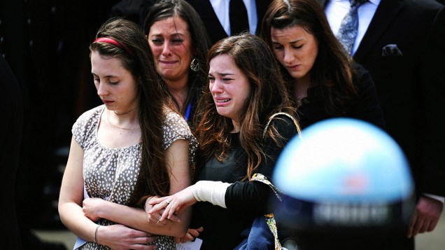 Parentes e amigos deixam o funeral Krystle Campbell, de 29 anos, uma das vítimas das explosões de Boston, nesta segunda (22)