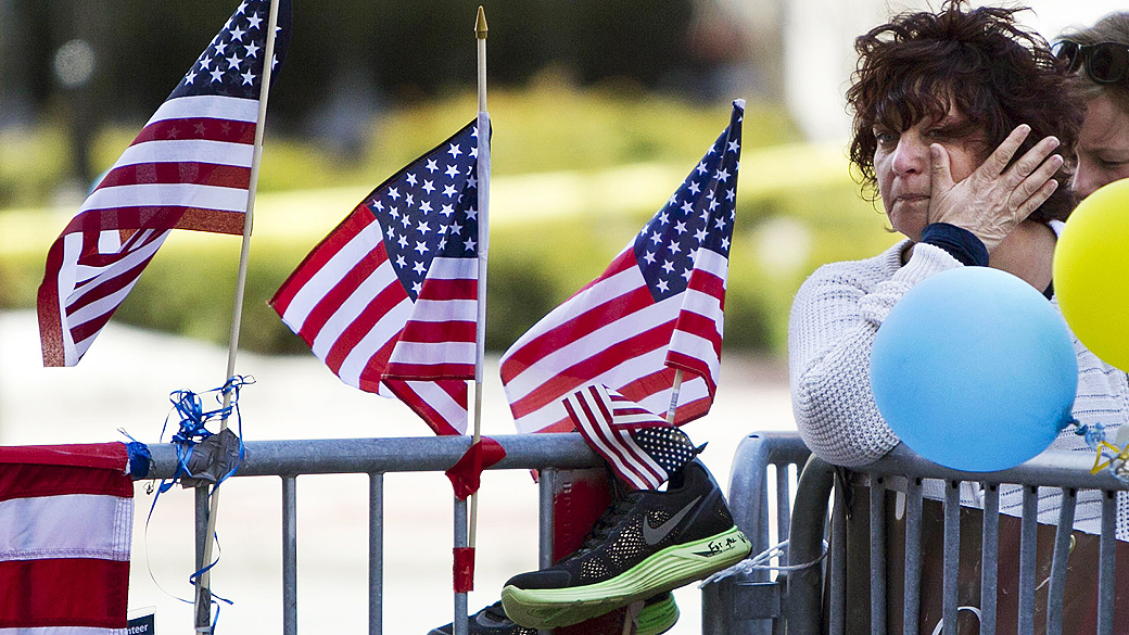 Mulher em homenagem às vítimas do ataque durante a maratona de Boston, em abril deste ano