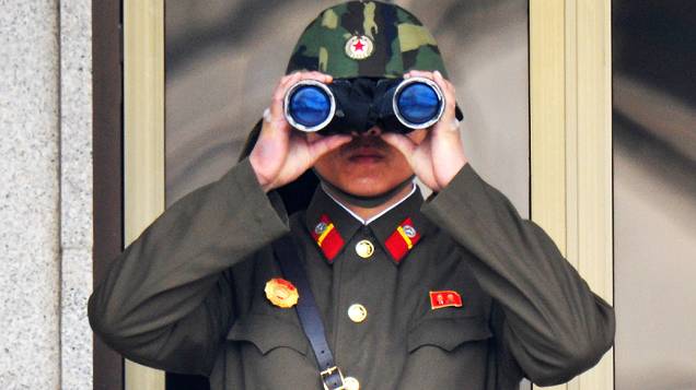 Soldado norte-coreano observa a fronteira perto da aldeia de Panmunjom em Paju, Coreia do Sul