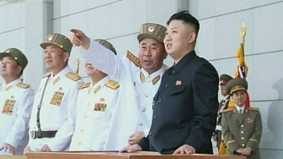 Imagem de TV mostra líder norte-coreano Kim Jong-un durante uma cerimônia militar