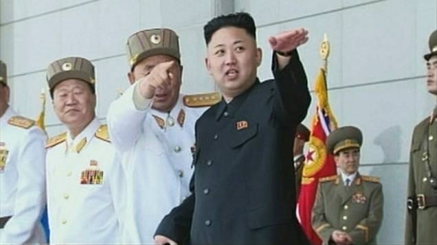 Imagem de TV mostra líder norte-coreano Kim Jong-un durante uma cerimônia militar