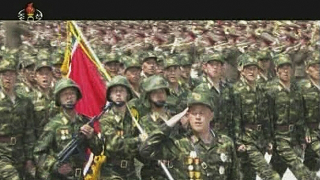 Imagem de TV mostra cerimônia militar na Coreia do Norte