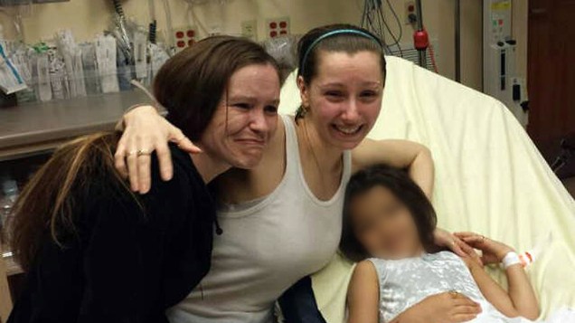 Amanda Berry (ao centro), uma das três mulheres sequestradas há ao menos uma década e resgatadas nesta terça-feira, com sua irmã (à esquerda) em Cleveland, Ohio