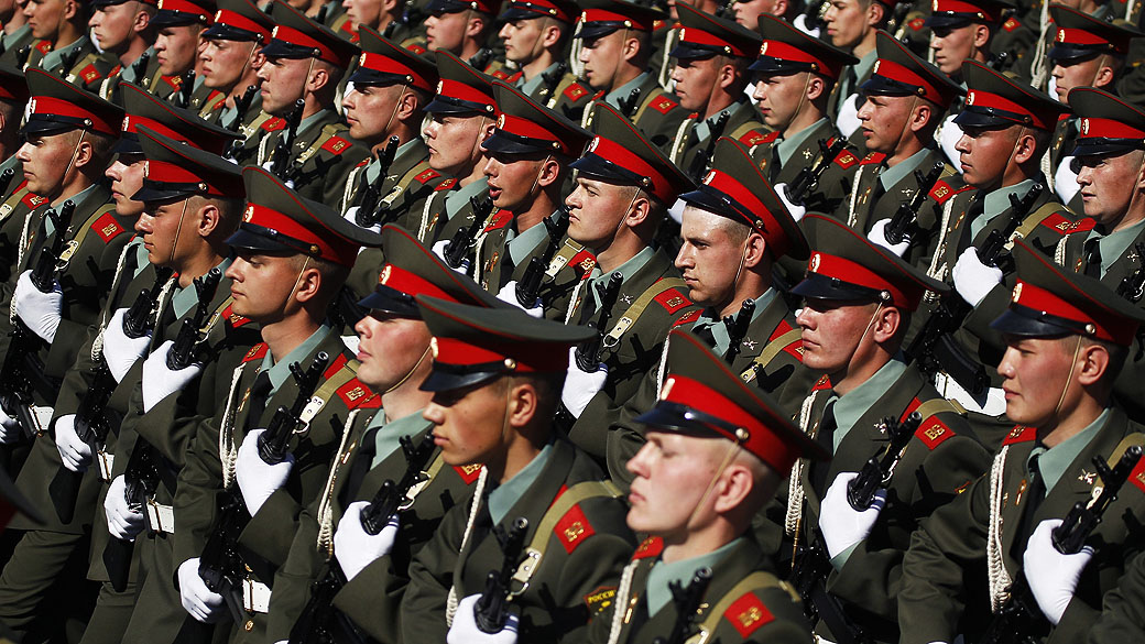 Militares russos durante uma parada em Moscou. Putin ordenou exercício de prontidão