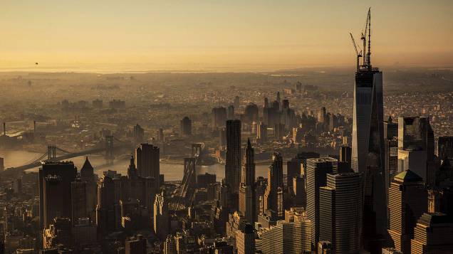 Uma agulha é colocado hoje no topo do edifício One World Trade Center, a última peça do edifício, em Nova York