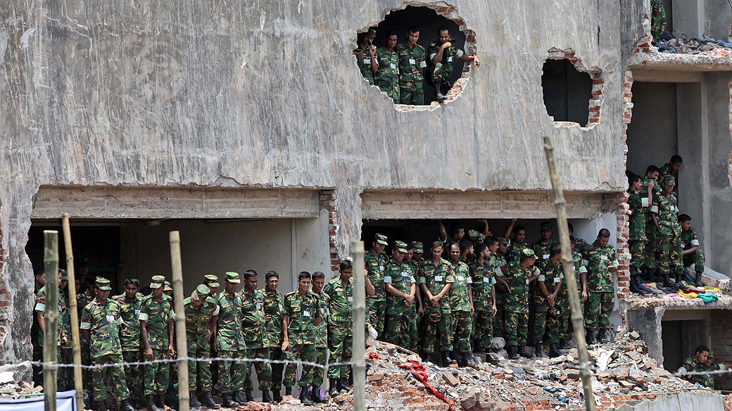 Soldados do Exército de Bangladesh participam de cerimônia em homenagem às vítimas do desabamento de uma fábrica de nove andares em Savar, nos arredores de Dacca, que deixou mais de 1100 mortos