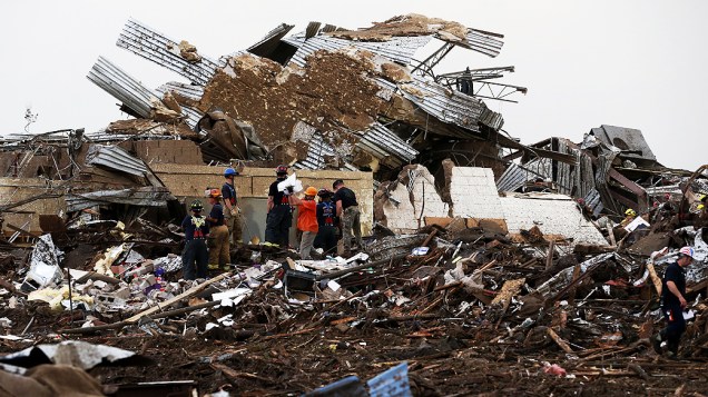 Moradores procuram por vítimas após passagem de tornado por Oklahoma City