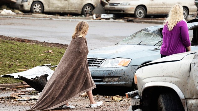 Menina caminha perto de hospital de Moore após passagem de tornado por Oklahoma City