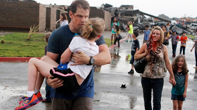 Professores carregam crianças resgatadas da escola Briarwood, em Oklahoma City