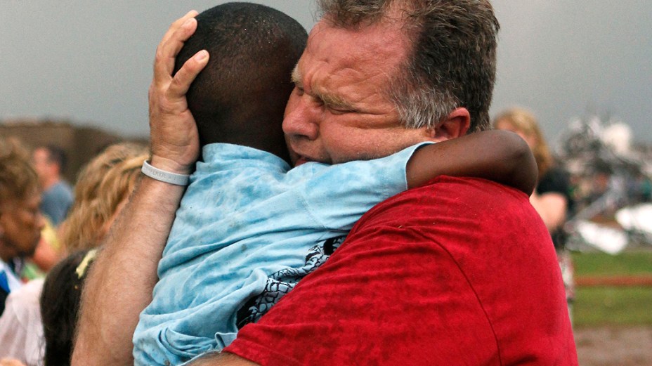 Professor abraça uma criança na escola Briarwood, no sul de Oklahoma City