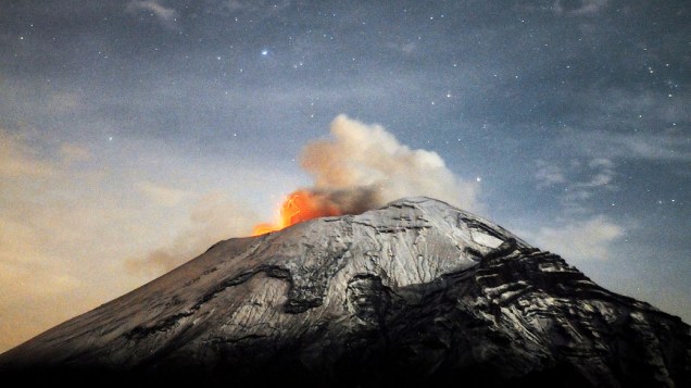 <p>O vulcão Popocatepetl expele nuvem de cinzas e deixa a cidade mexicana de Paso de Cortes em alerta</p>