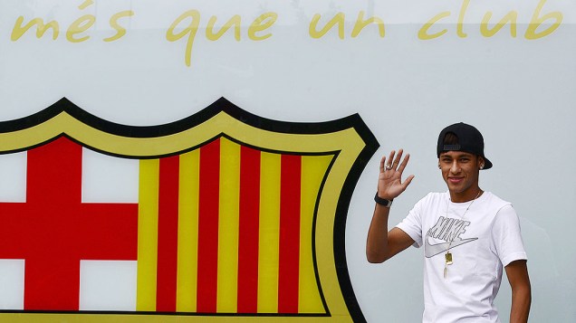 Neymar acena para torcedores fora do estádio Camp Nou. Neymar assinou um contrato de cinco anos com o clube espanhol Barcelona, na Espanha