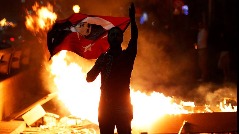 Manifestantes saíram às ruas das quatro maiores cidades da Turquia e entraram em confronto com a polícia que disparou gás lacrimogêneo no terceiro dia de protestos contra o governo