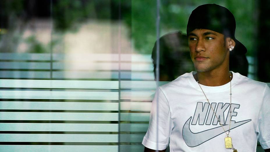 Neymar chega para assinar contrato como jogador do Barcelona, no Camp Nou, na Espanha