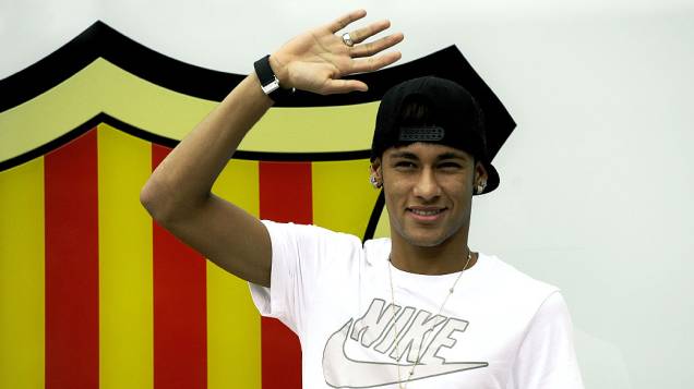 Neymar acena para torcedores fora do estádio Camp Nou