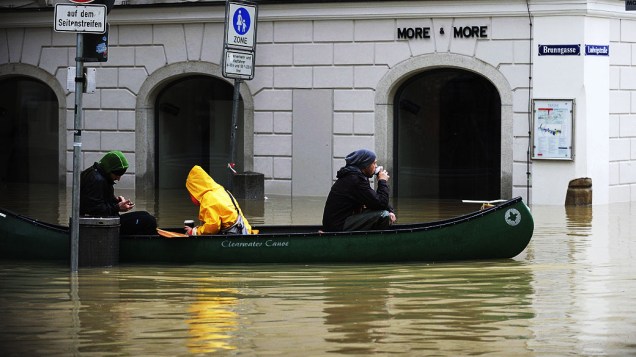 Homens com uma canoa andam em rua alagada na cidade de Passau, na Alemanha. A Comissão Europeia (CE) afirmou hoje estar disposto a ajudar a  República Checa, Áustria e Alemanha para lidar com as medidas de emergência necessárias pelas graves inundações