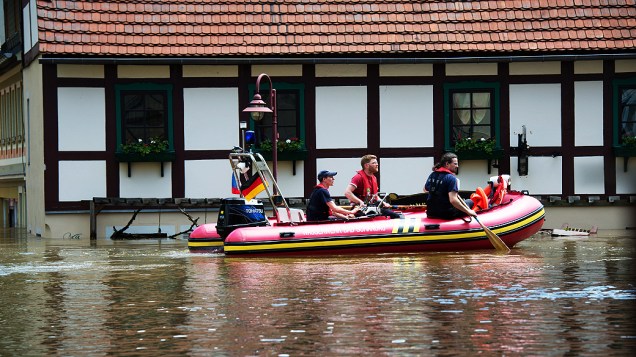 Equipes de resgate usam botes para ajudar moradores ilhados pela cheia do rio Elba em Meissen, na Alemanha