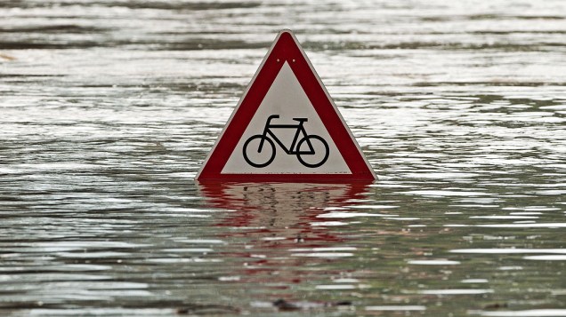 Placa de trânsito é coberta por água após fortes chuvas na Alemanha