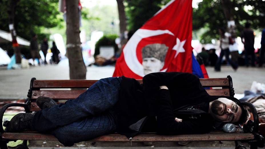 Manifestante dorme na praça Taksim, ocupada no início do sétimo dia de protestos que começaram contra a reforma do parque Gezi