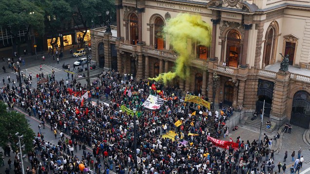 Manifestantes realizam protesto contra o aumento da tarifa de ônibus em frente do Teatro Municipal, na região central da cidade, nesta quinta-feira (13)