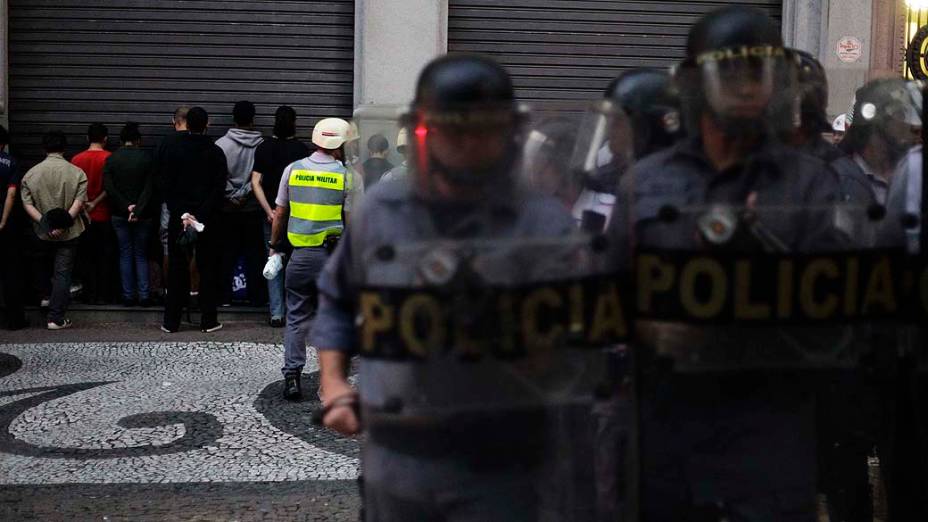 Aproximadamente 20 manifestantes são presos na Praça do Patriarca durante o protesto contra o aumento das tarifas do transporte coletivo na cidade, em frente ao Theatro Municipal, centro de São Paulo (SP), nesta quinta-feira (13)