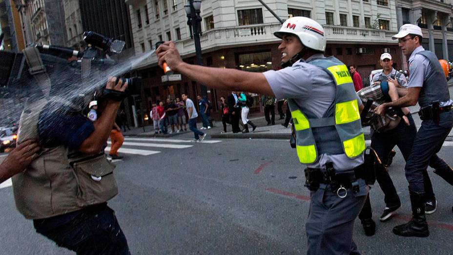 Policial militar atinge cinegrafista com spray de pimenta durante protesto contra o aumento da tarifa do transporte urbano em frente ao Teatro Municipal, no centro de São Paulo, nesta quinta-feira (13)