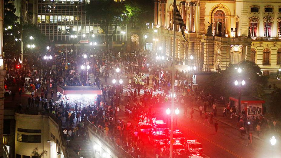 Manifestantes realizam protesto contra o aumento da tarifa de ônibus em frente do Teatro Municipal, na região central da cidade, nesta quinta-feira (13)