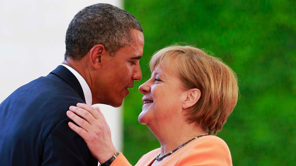 O presidente dos Estados Unidos, Barack Obama abraça a chanceler alemã, Angela Merkel