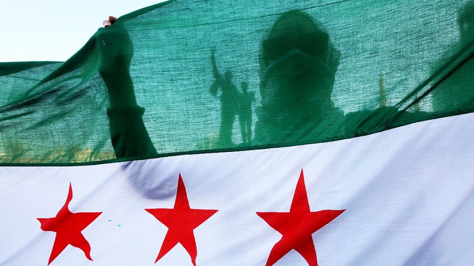 Ativista sírio durante manifestação contra a participação do Hezbollah, grupo armado libanês, na guerra civil na Síria, ao lado das tropas do ditador Bashar al Assad