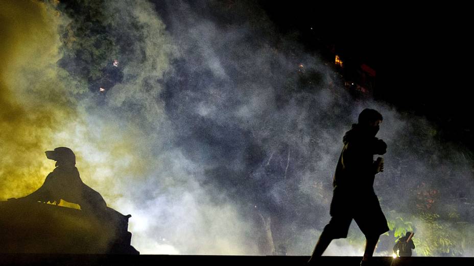 Manifestantes protestaram em frente ao Palácio do Governo Piratini, no centro de Porto Alegre, na quinta-feira (27)