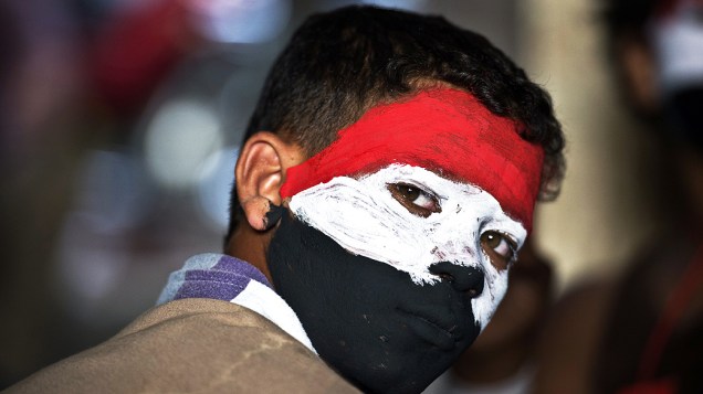 Jovem com o rosto pintado com as cores da bandeira nacional exige que Mursi renuncie em protesto na Praça Tahrir, no Cairo
