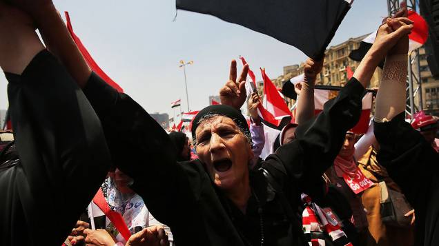 Manifestantes se reunem na praça Tahrir nesta quarta-feira (03), no prazo dado pelos militares para o presidente egípcio, Mohammed Morsi, renunciar. O presidente fez um discurso desafiador na noite passada e prometeu permanecer no poder, apesar das ameaças militares. Como a agitação se espalha por todo o país, pelo menos 23 pessoas foram mortas e mais de 200 ficaram feridas, no Cairo, Egito
