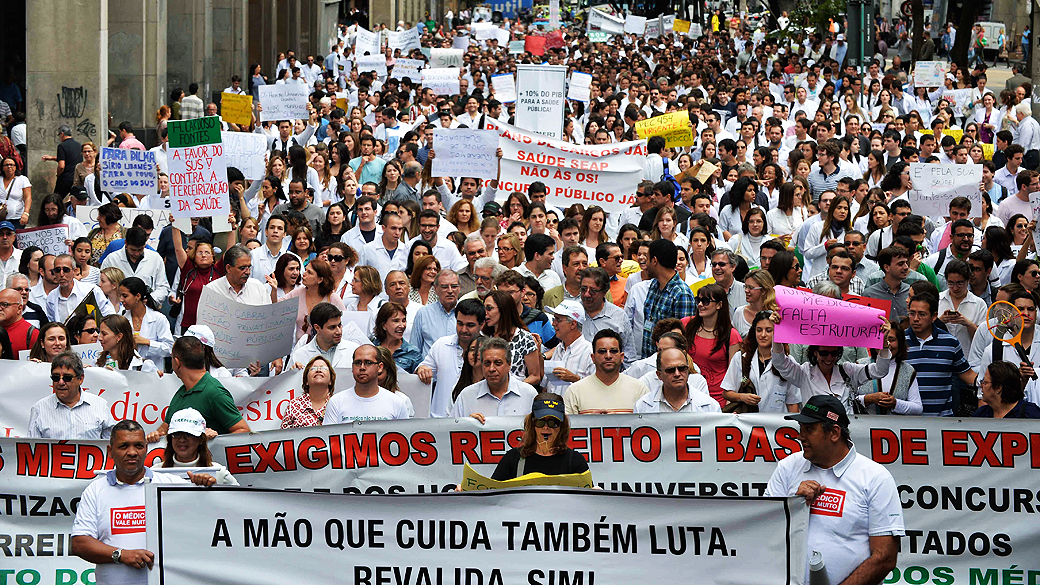 Manifestação nacional de médicos realizada no dia 3 de julho de 2013: profissionais são contrários às medidas na área da saúde anunciadas pelo governo federal