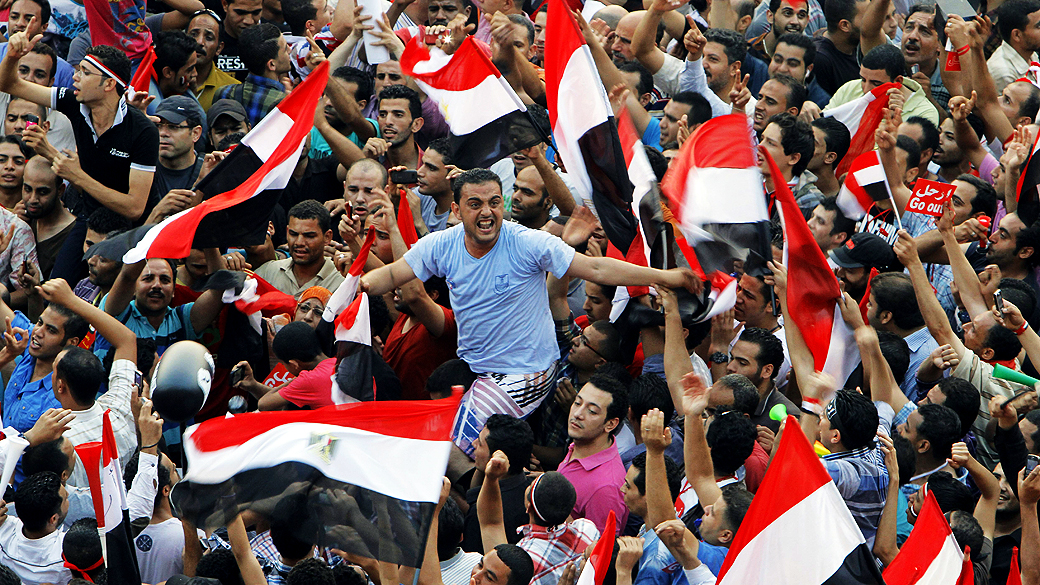 Opositores do presidente Mohammed Morsi protestam na praça Tahrir, no Cairo