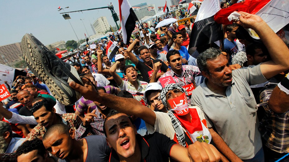 Opositores do presidente Mohammed Morsi protestam na praça Tahrir, no Cairo