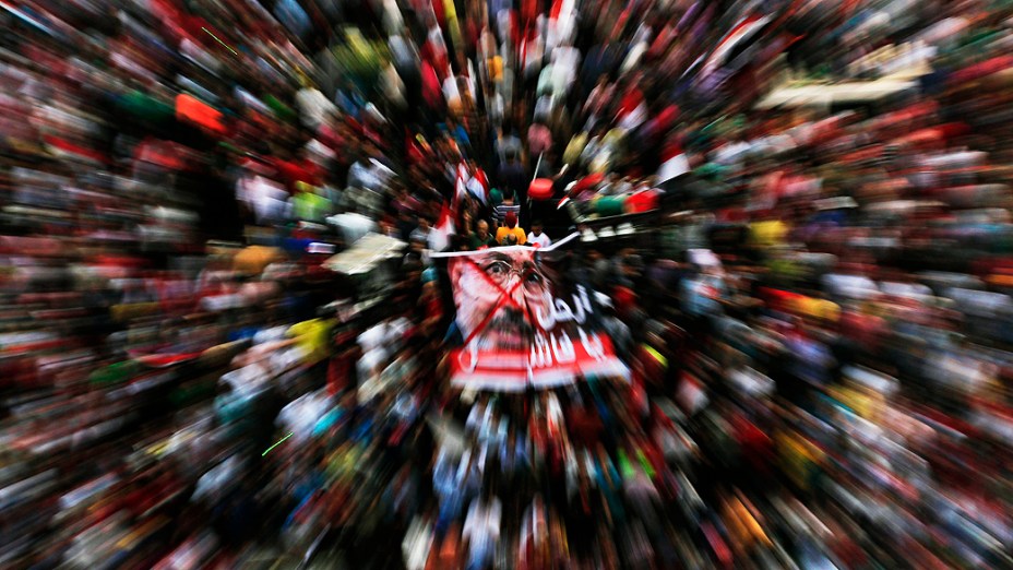 Opositores do presidente Mohammed Morsi protestam na praça Tahrir, no Cairo