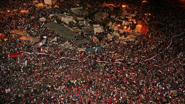 Opositores do presidente Mohammed Morsi protestam na praça Tahrir, no Cairo