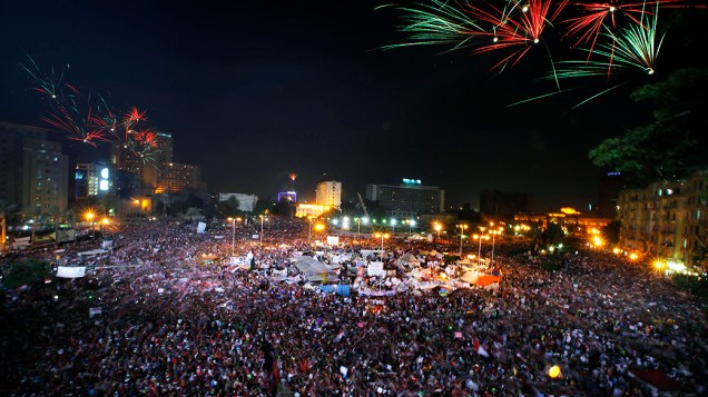 Opositores comemoram o anúncio da queda do presidente Mohamed Mursi, nesta quarta-feira (3)