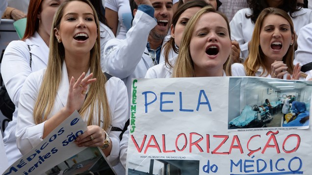 Manifestação de médicos no Rio de Janeiro: Profissionais de todo o país protestam nesta quarta-feira contra a importação de médicos estrangeiros