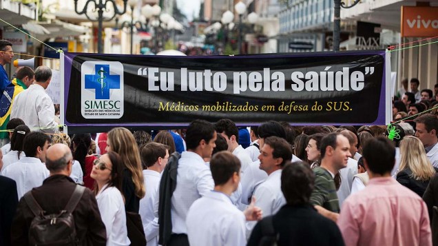 Servidores da saúde protestam na manhã desta quarta-feira (3), em Florianópolis (SC), contra a proposta do governo federal de trazer médicos estrangeiros para atuar no país
