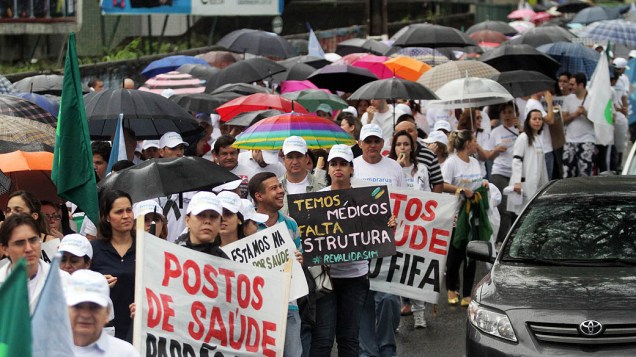 Médicos realizam protesto na Avenida Hermes da Fonseca, em Natal (RN), nesta quarta-feira (3)
