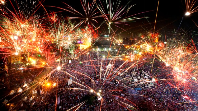 Opositores do presidente do Egito, Mohamed Mursi, soltam fogos de artifício na Praça Tahrir, quarta-feira (3/07/2013)