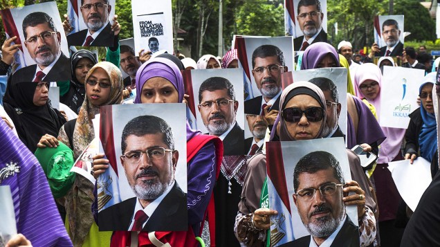 Apoiadores do presidente deposto egípcio, Mohamed Mursi, durante um protesto de apoio perto da embaixada egípcia em Kuala Lumpur (Malásia)