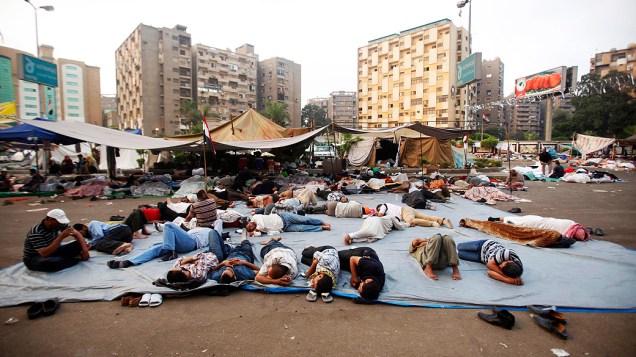 Apoiadores do presidente deposto egípcio, Mohamed Mursi, acampam na praça Rabaa Adawiya no Cairo (Egito)
