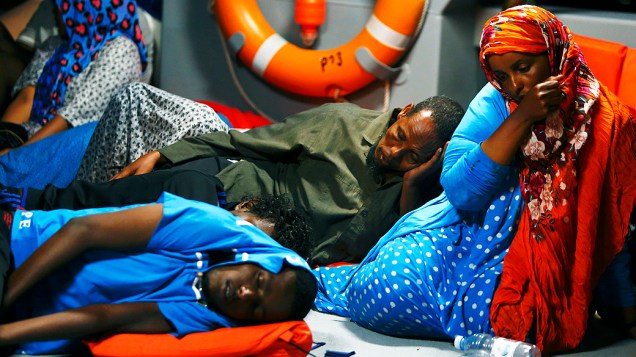 Imigrantes que tentavam entrar de forma irregular na Europa usando um barco aguardam atendimento médico, nesta quarta-feira (10), em Malta